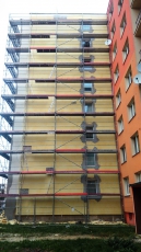 Rekonstrukce fasády paneláku v Šumperku zateplovacím systémem NEW-THERM a prefabrikovaným řešením nadpraží od HPI-CZ.
