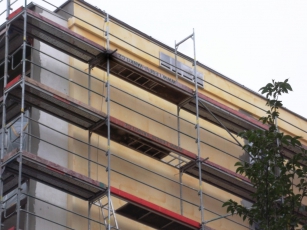 Rekonstrukce fasády paneláku v Šumperku zateplovacím systémem NEW-THERM a prefabrikovaným řešením nadpraží od HPI-CZ, budky pro netopýry