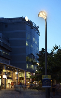 Obr. 4, 5: LED osvětlení pěší zóny u Anděla v Praze 5, instalované jako pilotní projekt v roce 2009