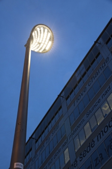 Obr. 4, 5: LED osvětlení pěší zóny u Anděla v Praze 5, instalované jako pilotní projekt v roce 2009