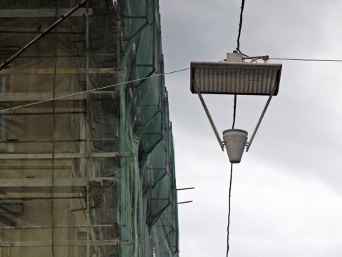 Obr. 7, 8: Prvky veřejného osvětlení ve Štýrském Hradci s rozptylovacími odraznými plochami