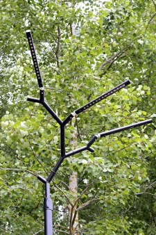 Obr. 10: Větev (Branch), design Margus Triibmann, KEHA3, materiál hliník a ocel, LED diody, lampu lze rozšiřovat a upravovat její tvar podle potřeby