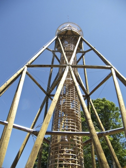 Nosná konstrukce rozhledny ve tvaru trojbokého jehlanu má celkovou výšku 33 m