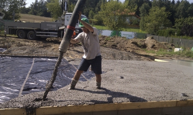 Realizace betonové základové desky rodinného domu – čerpání betonu