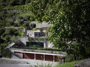 Soukromá rezidence, charakteristická přírodním kamenem, typickým pro danou oblast, je terasovitě zasazena v kopci plném zeleně a nabízí krásné výhledy do údolí severoitalské krajiny, foto Andrea Puliogotto