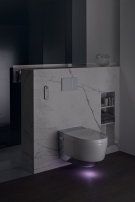 Toaleta má funkci automatického otevření víka, vyhřívané ergonomicky tvarované sedátko, integrované tiché odsávání zápachu, a dokonce diskrétní podsvícení