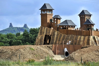 Replika hradu Trosky v přírodním zábavním dětském areálu Šťastná země; Tomovy Parky, s. r. o.