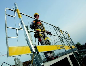 Program Doka Safety pro bezpečnost na staveništi; zahrnuje bezpečné výstupy, ochranu proti pádu, bezpečné přemisťování a pokrývá i další oblasti bezpečnosti práce