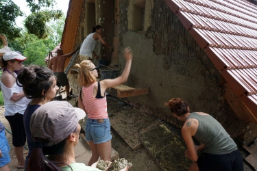 Škola přírodního stavitelsví působí v Bílých Karpatech od roku 2011