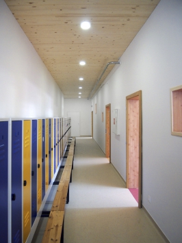 Nová budova v čase otvorenia školského roka
