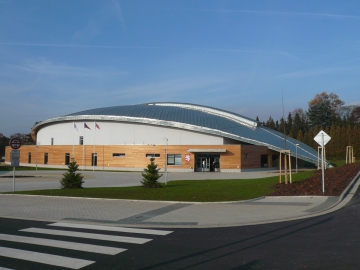 Titanzinková střecha ve tvaru listu kryje stadion v Turnově