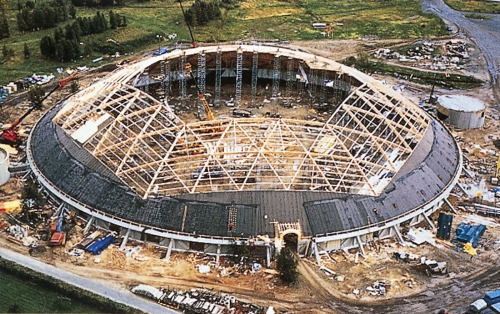 Obr. 11: Stavba sportovní haly v Oulu (Finsko) s průměrem 115 m a nosnou konstrukcí z vrstveného dřeva