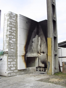 Obr. 9, 10: Výška plamene při testu s výkonem 3 MW dosahuje přímo do úrovně oken následujícího podlaží. V případě použití běžných dřevěných nebo plastových oken velmi pravděpodobně při tomto výkonu požáru dojde k jejich poškození a rozšíření požáru „z okna do okna“.