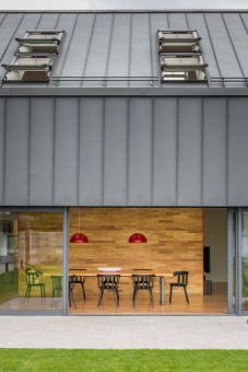 Střecha a fasáda Lindab SRP Click na rodinném domě v Jesenici u Prahy; realizace Lindab ve spolupráci s firmou Střechy Kučera; projekt Mio Architects