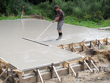 Lehce zhutnitelný beton vyžaduje jen minimální vibrování, povrch je ale třeba urovnat