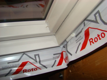 Obr. 8: Předmontovaná parozábrana na okně již z výroby
