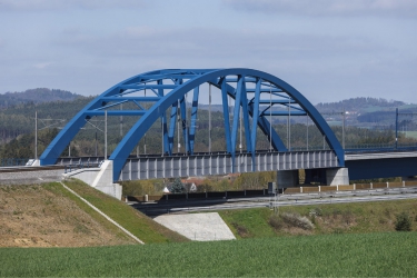 Na estakádu navazuje 125 m dlouhý ocelový železniční most o jednom mostním otvoru nad dálnicí D3