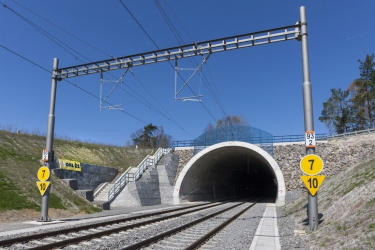 Součástí stavby je i 444 m dlouhý dvoukolejný železniční tunel, první svého druhu v Jihočeském kraji