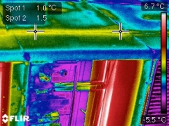 Obr. 4: Detail napojení štítového panelu a panelu lodžie s patrným únikem tepla