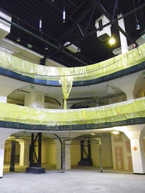 Oválná galerie u hlavního vchodu byla vytvořena vyříznutím části stropů