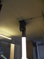 Pozůstatky průmyslového zařízení – násypky přetvořené do atypických svislých lamp