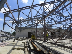 Zvýšená konstrukce střechy na centrální budově – během zvedání