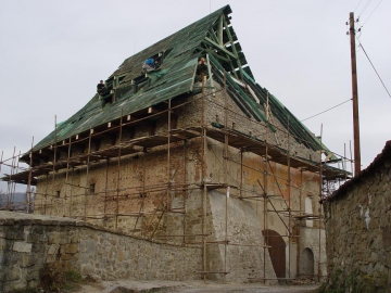 Pohled z hradební uličky – stav v době obnovy střechy