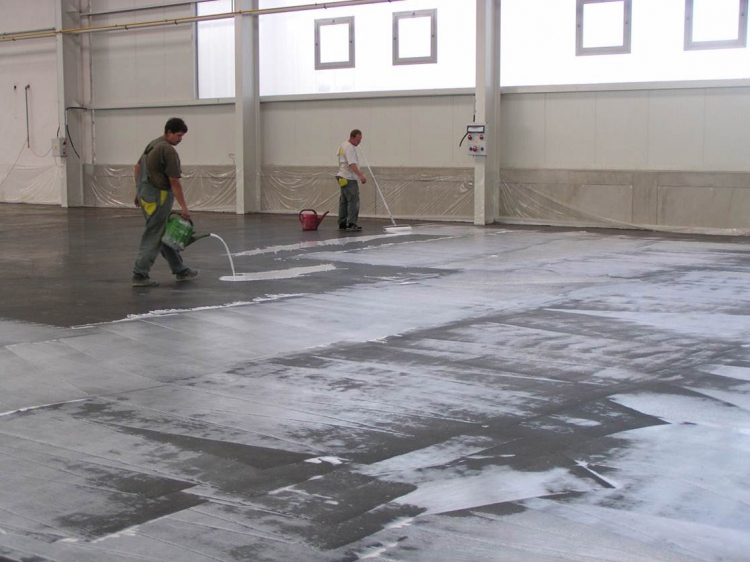 Po dostatečném zatuhnutí povrchu betonu je možné jej rovněž zkrápět vodou