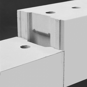 Pero – drážky na bočních svislých stěnách vedou bloky při jejich usazování přesně, bez nutnosti maltování svislé spáry