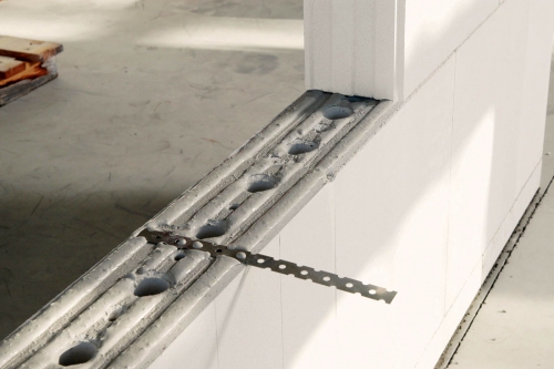 Tzv. tupý spoj pomocí nerez kotvy slouží k pevnému spojení dvou dotýkajících se stěn (T-spoj, L-spoj) bez provazování zdiva