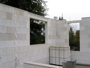 Charakteristickým rysem vápenopískového zdiva je čistota a přesnost hrubé stavby