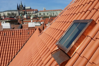 Obr. 2: Střešní okno Solara KLASIK pod Pražským hradem