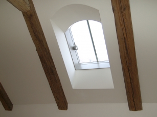Obr. 3: Střešní okno Solara KLASIK Rondo, replika historického kominického výlezu, šedý nástřik dřeva