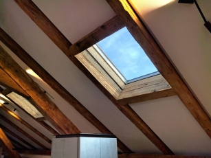 Obr. 5: Střešní okno Solara KLASIK atyp, obložené starým dřevem