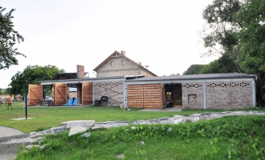 Adaptace bývalých zemědělských garáží na zázemí biotopu v Honěticích u Kroměříže (2013)