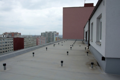 Rozmístění větracích komínků je klíčové pro správné odvětrávání střešního pláště bytového domu