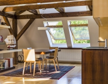 Dřevěná střešní okna VELUX krom dostatečného prosvětlení interiéru plní i designovou funkci