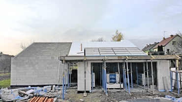 Obr. 10: Pokládka tepelné izolace střechy
