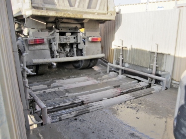 Zařízení na čištění podvozků nákladních vozidel