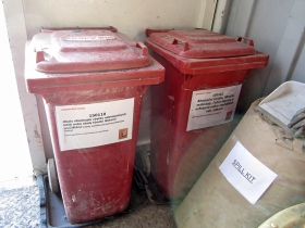 Skladování nebezpečných odpadů v označených kontejnerech