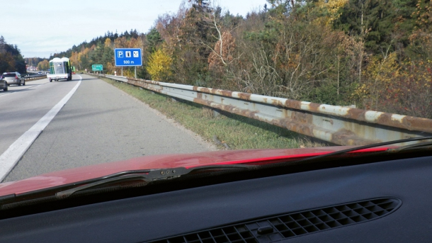 Obr. 1: Typický příklad stavu pozinkovaných svodidel na některých úsecích dálnice D1 