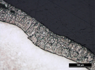 Obr. 4: Typický vzhled a tloušťka povlaku žárového zinku vyloučeného na oceli (snímek z optického mikroskopu)