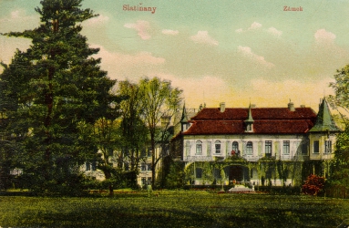 Snímek zámku z roku 1905. Vikýře na jižním průčelí byly odstraněny ve 40. letech 20. století. Šambrány kolem oken byly odsekány v 80. letech.