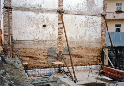 Obr. 6: Dodatečné zajištění štítové stěny vzpěrami při stavbě v proluce