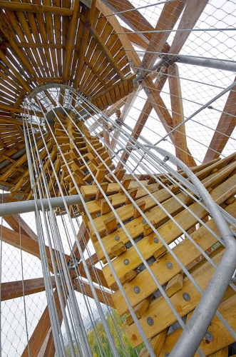 Vnitřní vřeteno hlavního schodiště je ocelové, jednotlivé stupně tvoří dřevěné kleštiny (podstupnice).