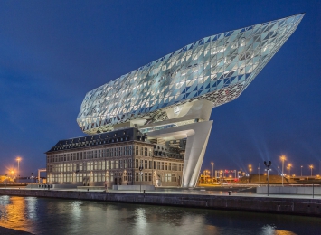 Nové sídlo úřadu antverpského přístavu je výsledkem působení tří prostorových elementů: původní památkově chráněné budovy, betonového mostu a vertikální nástavby