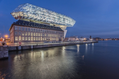 Nové sídlo úřadu antverpského přístavu je výsledkem působení tří prostorových elementů: původní památkově chráněné budovy, betonového mostu a vertikální nástavby
