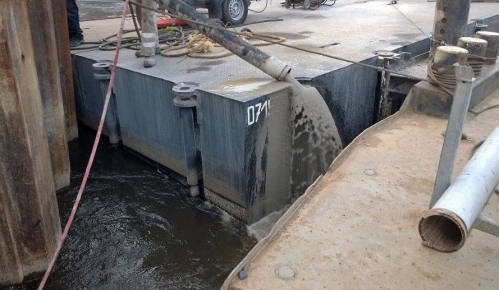 Obr. 9: Protažení potrubí cementovým mlékem mimo konstrukci, před čerpáním betonové směsi