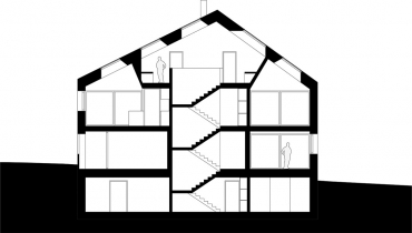 Obr. 3: Řez kolmo ke hřebeni střechy
