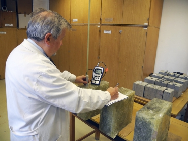 Obr. 1: Kontrolní měření transparentních epoxidových vzorků s kovovými drátky v laboratoři na FAST VUT v Brně